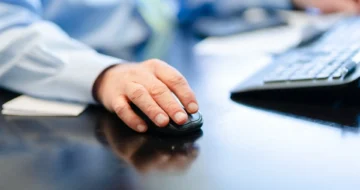 Homem-mouse-teclado-estresse-trabalho-pesquisa