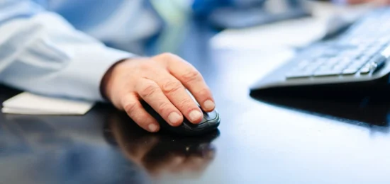 Homem-mouse-teclado-estresse-trabalho-pesquisa