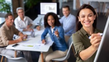 Trabalho-presencial-time-reunido