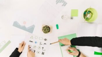 grupo-de-empresarios-trabalhando-em-papel-com-icones-de-poupanca-de-energia-1920x1280