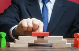 homem-de-terno-colocando-peca-de-madeira-entre-blocos-14-06-2023-6489fb9a07f1c-1024x576