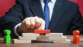 homem-de-terno-colocando-peca-de-madeira-entre-blocos-14-06-2023-6489fb9a07f1c-1024x576